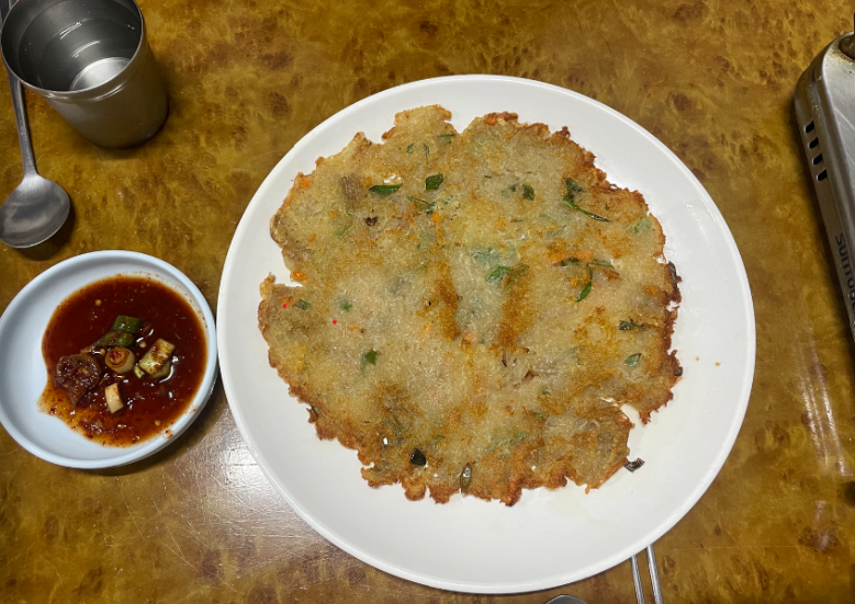 원주 우산동 맛집 산골순두부해물칼국수 식당의 감자부침