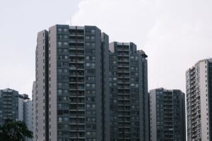 서울 아파트값 84주 상승, 강남3구 하락 전환, 지방 침체 심화